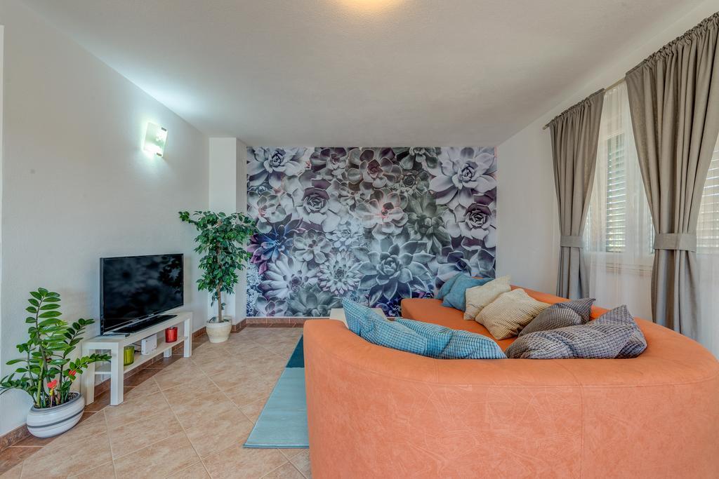 Holiday Home Mirna Vala Sevid Bagian luar foto